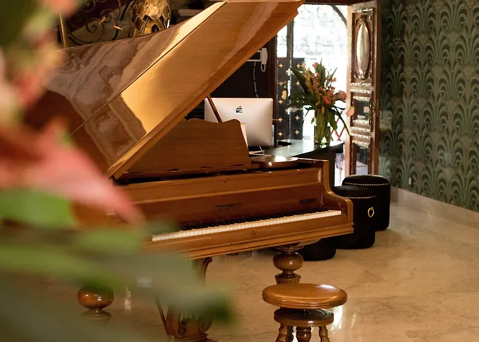 Hotel Pug Seal Polanco Anatole France 5*