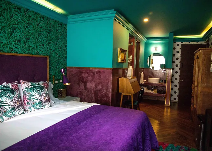 Hotel Pug Seal Polanco Anatole France 5*