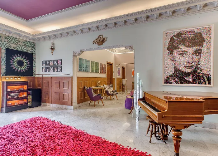 Pug Seal Polanco Anatole France Hotel 5*